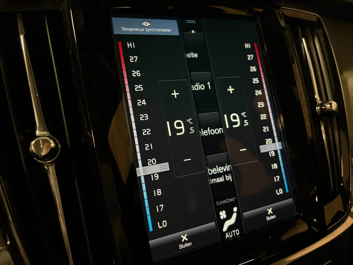 T6 AWD Recharge R-Design | Schuifdak | Trekhaak | Harman Kardon | Adaptieve Cruise Control | Standkachel met Volvo On Call App | Stoelverwarming voor+achter | Stuurwielverwarming | Pilot Ass