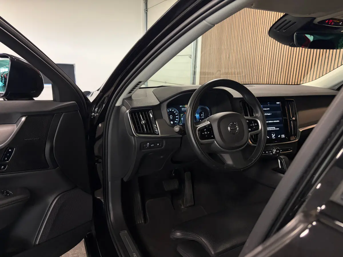 T6 AWD Recharge R-Design | Schuifdak | Trekhaak | Harman Kardon | Adaptieve Cruise Control | Standkachel met Volvo On Call App | Stoelverwarming voor+achter | Stuurwielverwarming | Pilot Ass