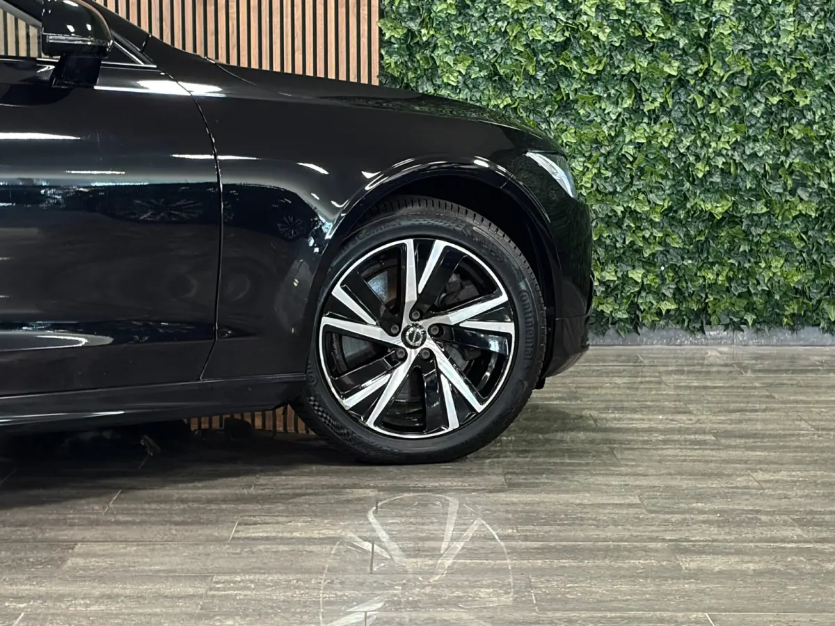 T6 AWD Recharge R-Design | Schuifdak | Trekhaak | Harman Kardon | Adaptieve Cruise Control | Standkachel met Volvo On Call App | Stoelverwarming voor+achter | Stuurwielverwarming | Pilot Ass