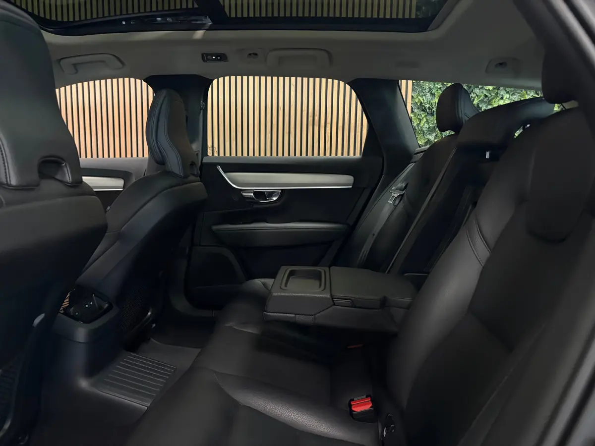 T6 AWD Recharge R-Design | Schuifdak | Trekhaak | Harman Kardon | Adaptieve Cruise Control | Standkachel met Volvo On Call App | Stoelverwarming voor+achter | Stuurwielverwarming | Pilot Ass