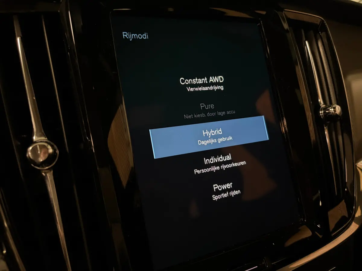 T6 AWD Recharge R-Design | Schuifdak | Trekhaak | Harman Kardon | Adaptieve Cruise Control | Standkachel met Volvo On Call App | Stoelverwarming voor+achter | Stuurwielverwarming | Pilot Ass
