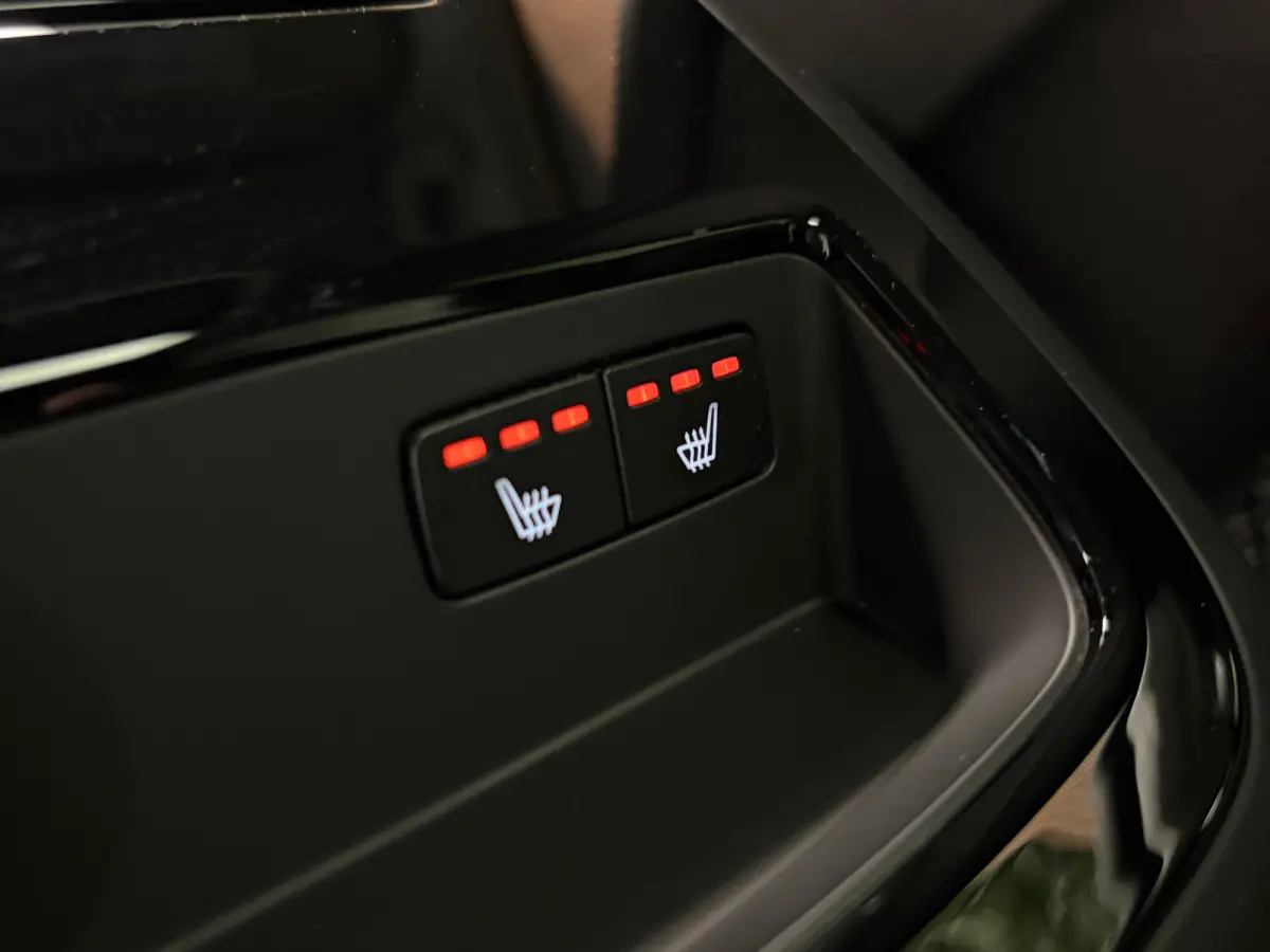 T6 AWD Recharge R-Design | Schuifdak | Trekhaak | Harman Kardon | Adaptieve Cruise Control | Standkachel met Volvo On Call App | Stoelverwarming voor+achter | Stuurwielverwarming | Pilot Ass
