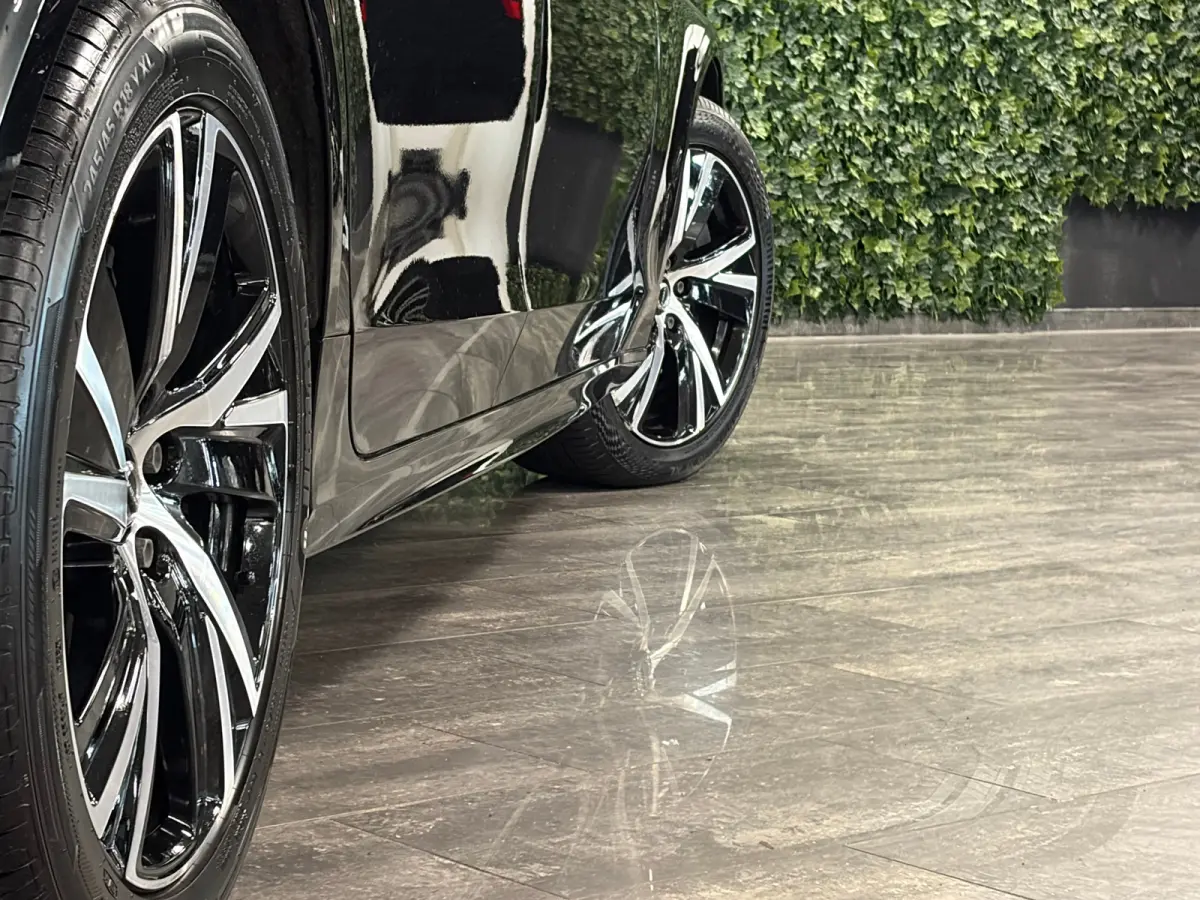 T6 AWD Recharge R-Design | Schuifdak | Trekhaak | Harman Kardon | Adaptieve Cruise Control | Standkachel met Volvo On Call App | Stoelverwarming voor+achter | Stuurwielverwarming | Pilot Ass