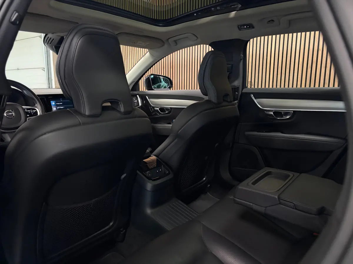 T6 AWD Recharge R-Design | Schuifdak | Trekhaak | Harman Kardon | Adaptieve Cruise Control | Standkachel met Volvo On Call App | Stoelverwarming voor+achter | Stuurwielverwarming | Pilot Ass