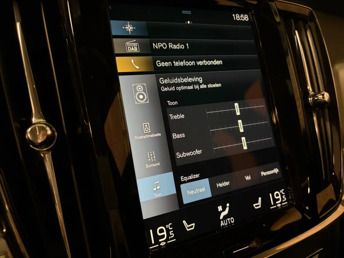 T6 AWD Recharge R-Design | Schuifdak | Trekhaak | Harman Kardon | Adaptieve Cruise Control | Standkachel met Volvo On Call App | Stoelverwarming voor+achter | Stuurwielverwarming | Pilot Ass