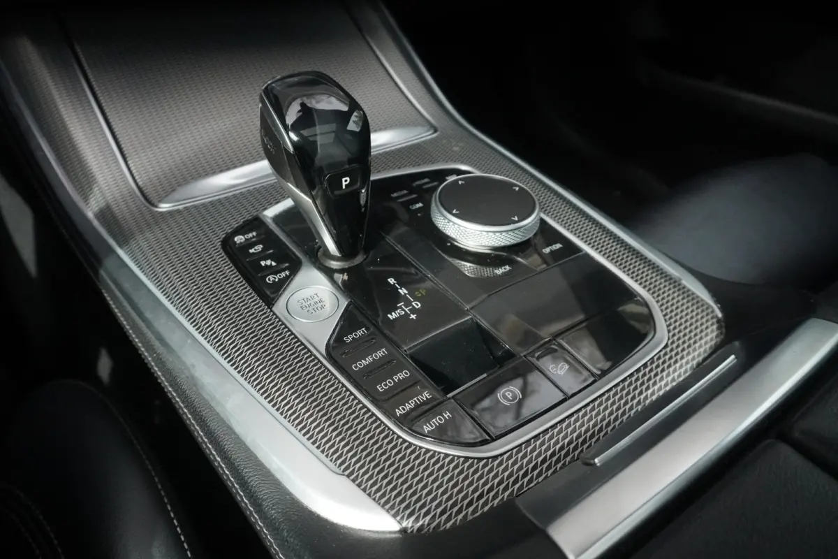 xDrive40i M Sportpakket | Integral Active Steering | Glazen panoramadak | HIFI System Harman Kardon | BMW Head-Up Display | BMW Laserlight
