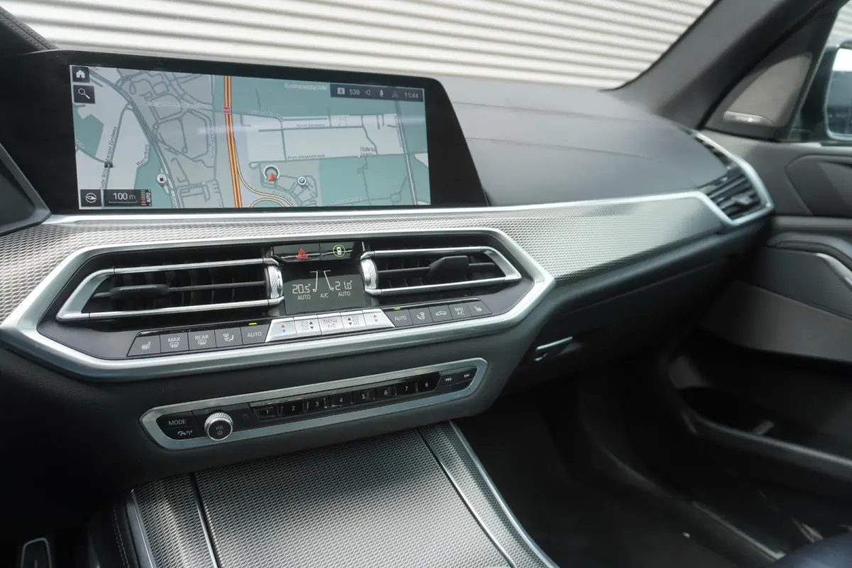 xDrive40i M Sportpakket | Integral Active Steering | Glazen panoramadak | HIFI System Harman Kardon | BMW Head-Up Display | BMW Laserlight