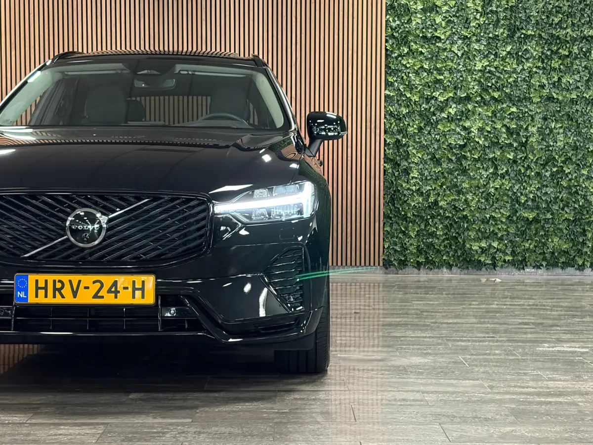 T6 AWD Recharge Ultra Dark | Luchtvering | Trekhaak | 360° Camera | Head-Up Display | Harman Kardon | Adaptieve Cruise Control | Stoelverwarming voor+achter | Stuurwielverwarming | Full LED