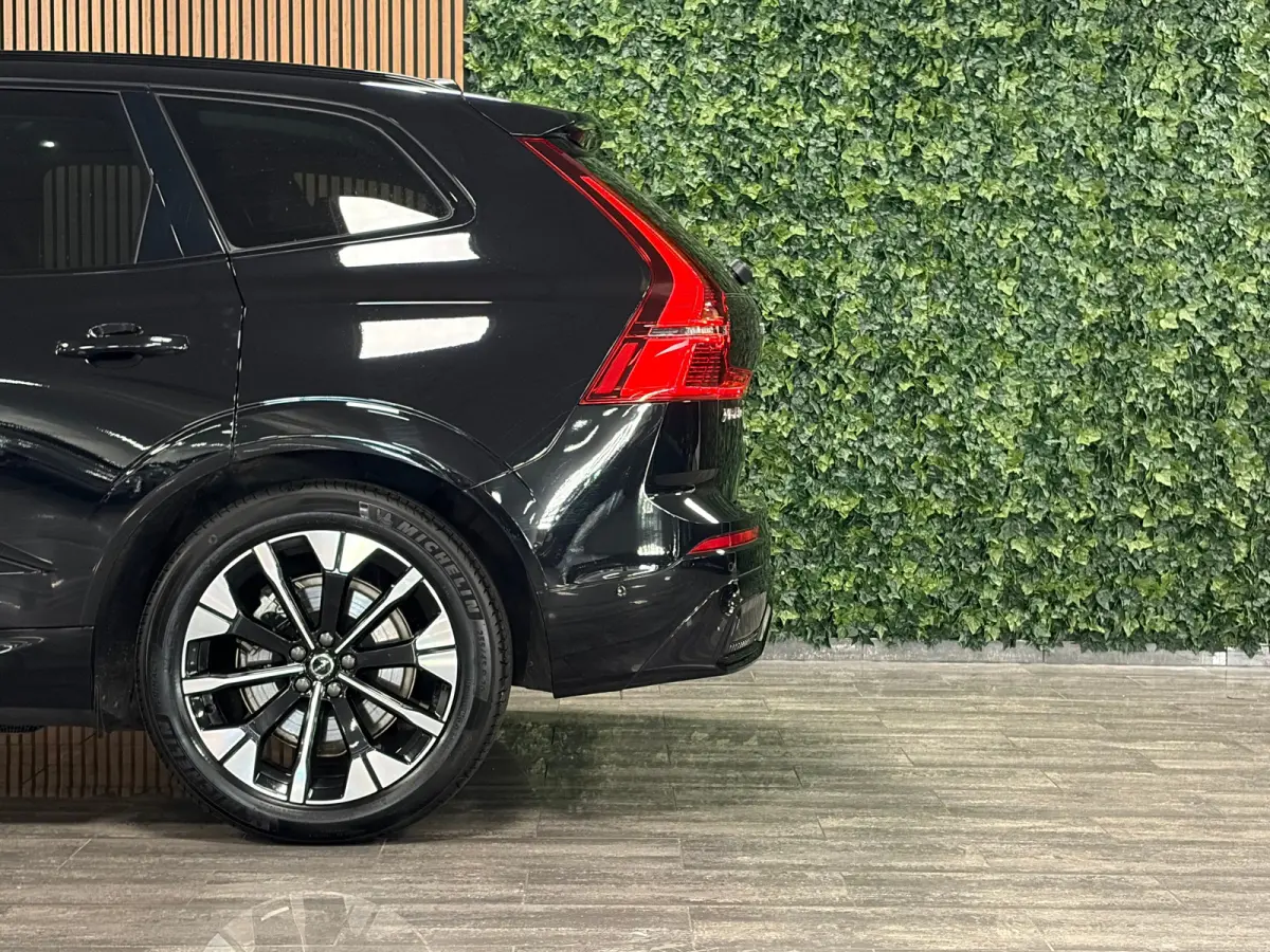 T6 AWD Recharge Ultra Dark | Luchtvering | Trekhaak | 360° Camera | Head-Up Display | Harman Kardon | Adaptieve Cruise Control | Stoelverwarming voor+achter | Stuurwielverwarming | Full LED