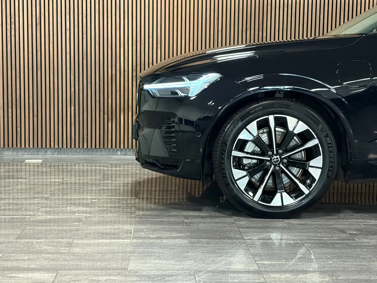 T6 AWD Recharge Ultra Dark | Luchtvering | Trekhaak | 360° Camera | Head-Up Display | Harman Kardon | Adaptieve Cruise Control | Stoelverwarming voor+achter | Stuurwielverwarming | Full LED