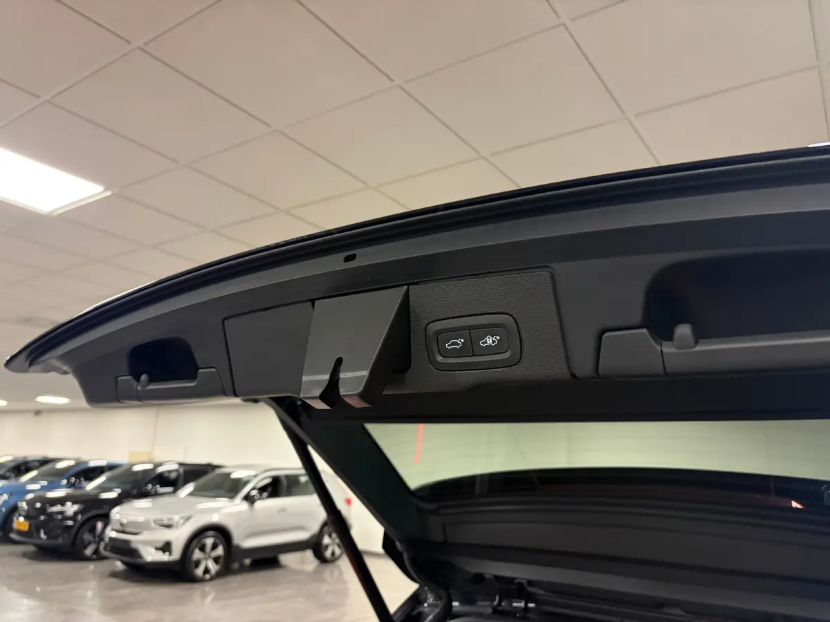 T6 AWD Recharge Ultra Dark | Luchtvering | Trekhaak | 360° Camera | Head-Up Display | Harman Kardon | Adaptieve Cruise Control | Stoelverwarming voor+achter | Stuurwielverwarming | Full LED