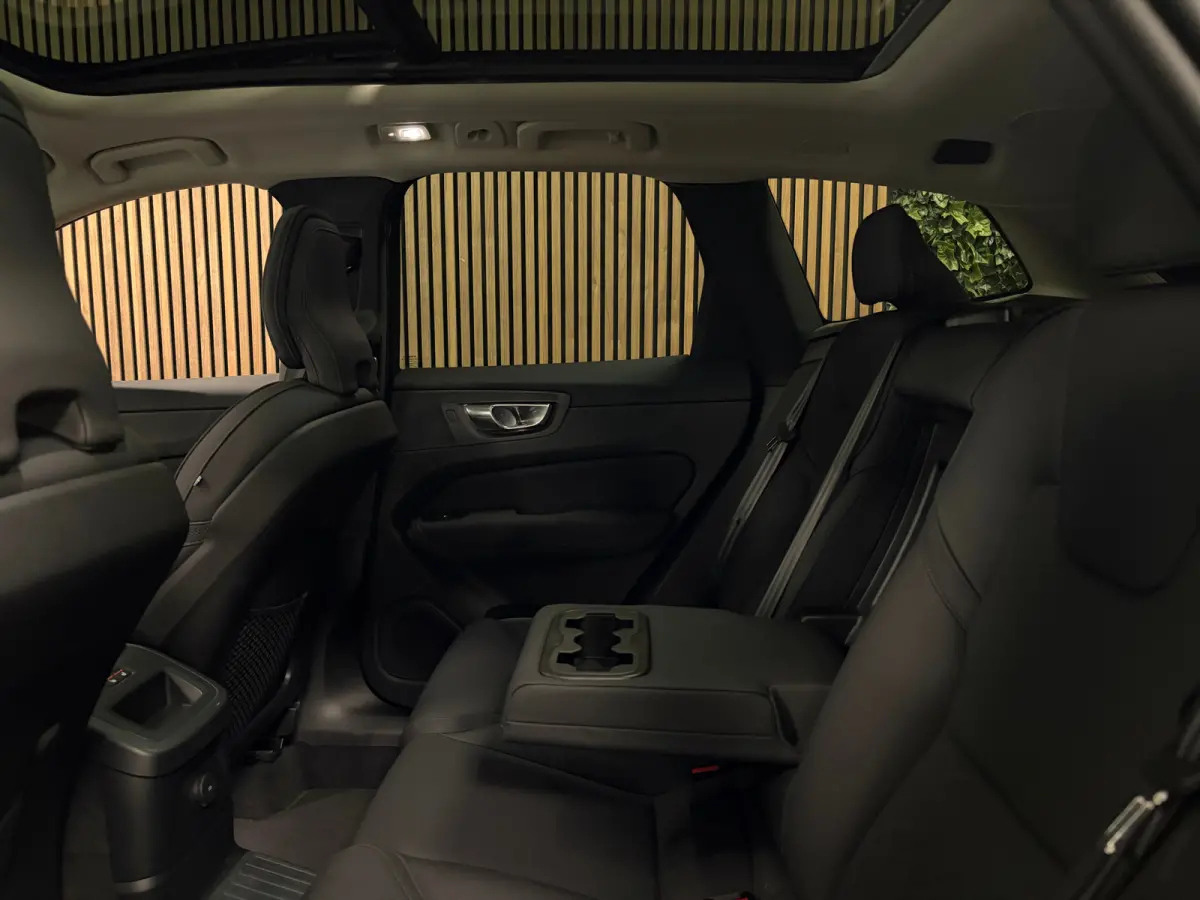 T6 AWD Recharge Ultra Dark | Luchtvering | Trekhaak | 360° Camera | Head-Up Display | Harman Kardon | Adaptieve Cruise Control | Stoelverwarming voor+achter | Stuurwielverwarming | Full LED