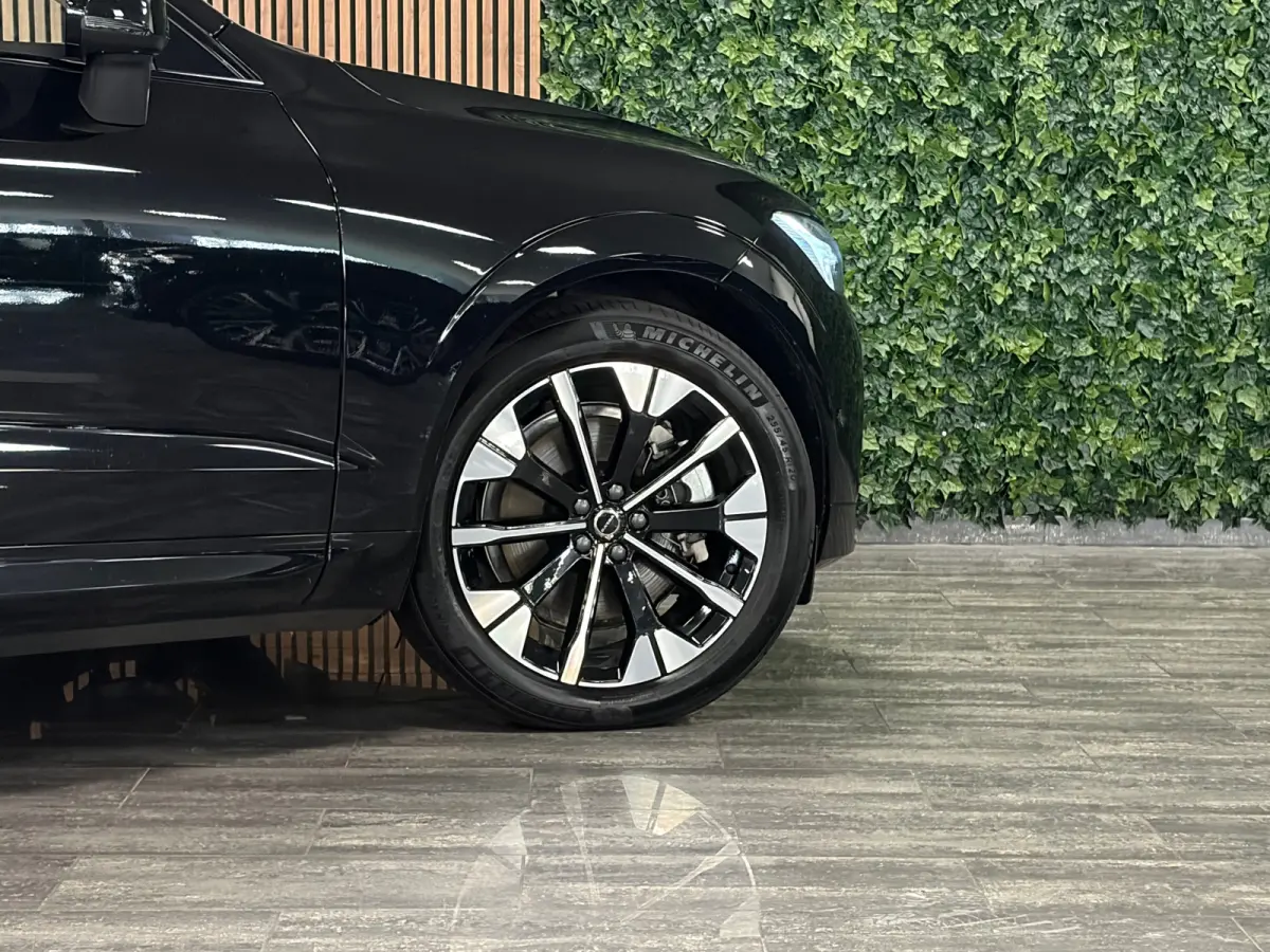 T6 AWD Recharge Ultra Dark | Luchtvering | Trekhaak | 360° Camera | Head-Up Display | Harman Kardon | Adaptieve Cruise Control | Stoelverwarming voor+achter | Stuurwielverwarming | Full LED