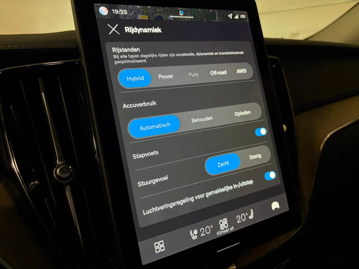 T6 AWD Recharge Ultra Dark | Luchtvering | Trekhaak | 360° Camera | Head-Up Display | Harman Kardon | Adaptieve Cruise Control | Stoelverwarming voor+achter | Stuurwielverwarming | Full LED