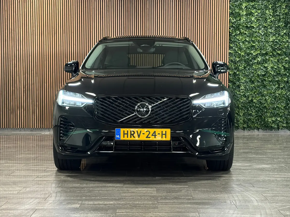 T6 AWD Recharge Ultra Dark | Luchtvering | Trekhaak | 360° Camera | Head-Up Display | Harman Kardon | Adaptieve Cruise Control | Stoelverwarming voor+achter | Stuurwielverwarming | Full LED