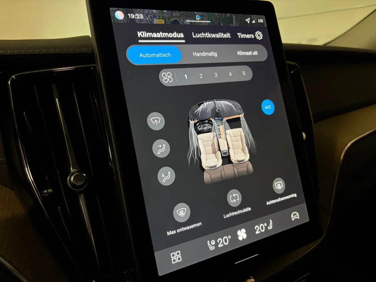 T6 AWD Recharge Ultra Dark | Luchtvering | Trekhaak | 360° Camera | Head-Up Display | Harman Kardon | Adaptieve Cruise Control | Stoelverwarming voor+achter | Stuurwielverwarming | Full LED
