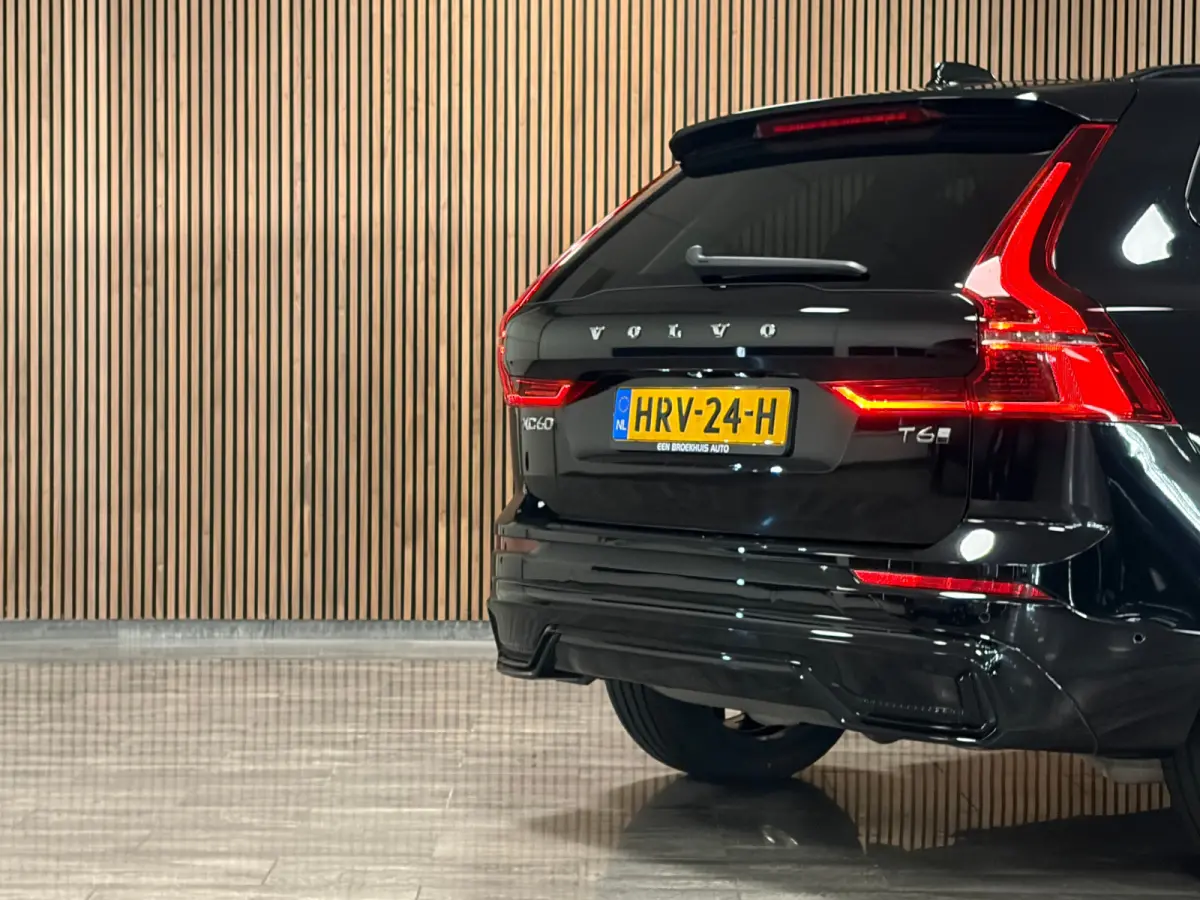 T6 AWD Recharge Ultra Dark | Luchtvering | Trekhaak | 360° Camera | Head-Up Display | Harman Kardon | Adaptieve Cruise Control | Stoelverwarming voor+achter | Stuurwielverwarming | Full LED