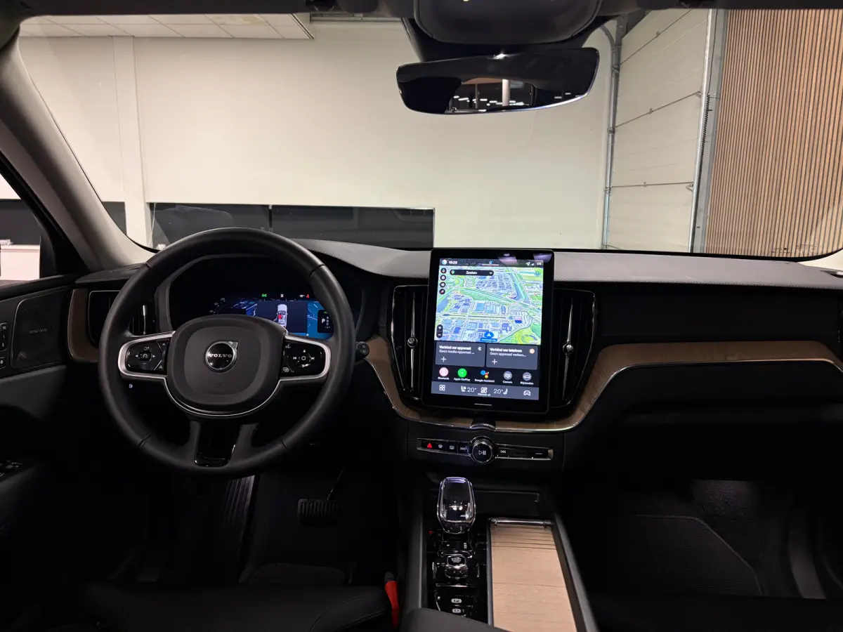 T6 AWD Recharge Ultra Dark | Luchtvering | Trekhaak | 360° Camera | Head-Up Display | Harman Kardon | Adaptieve Cruise Control | Stoelverwarming voor+achter | Stuurwielverwarming | Full LED