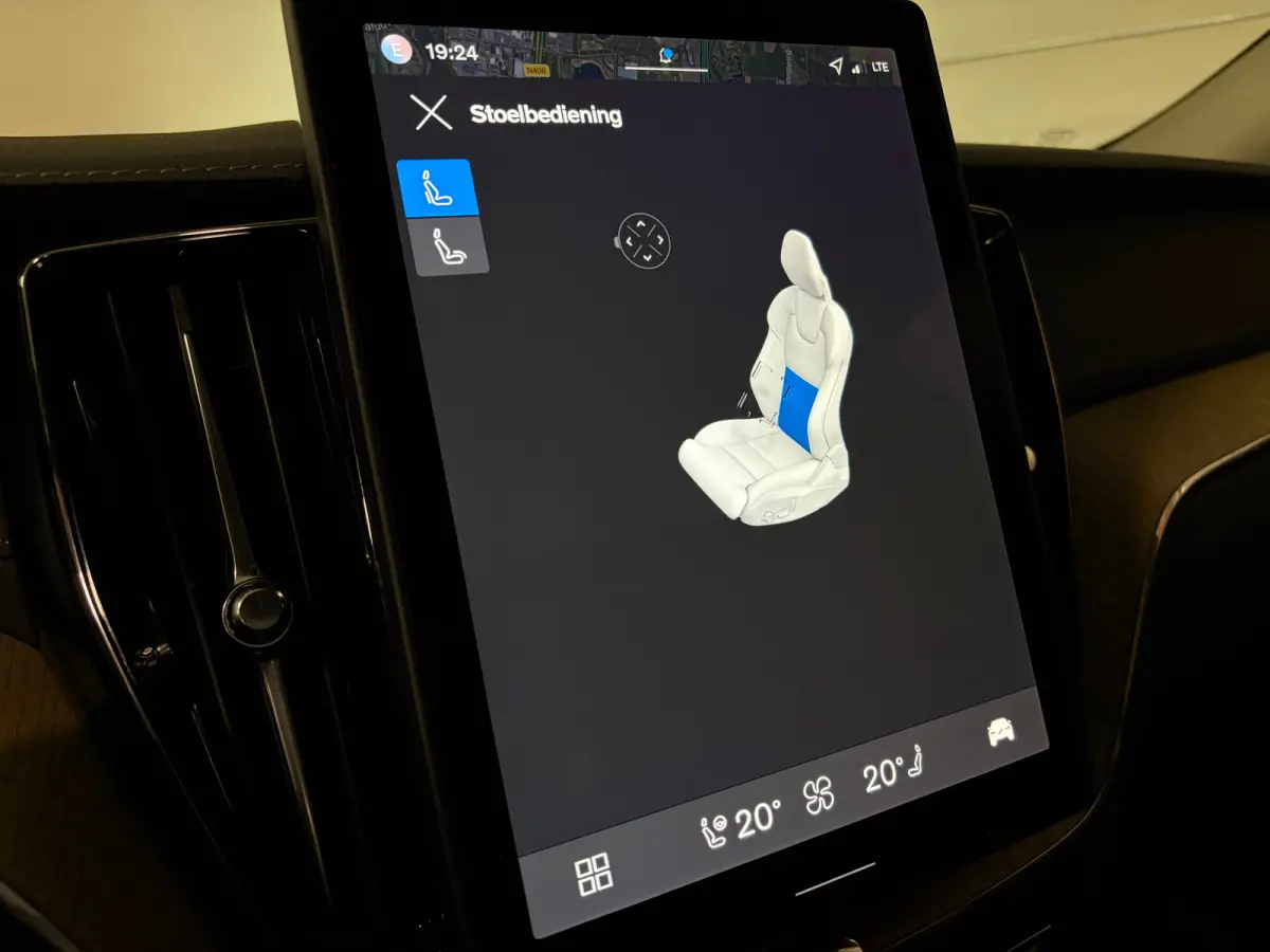 T6 AWD Recharge Ultra Dark | Luchtvering | Trekhaak | 360° Camera | Head-Up Display | Harman Kardon | Adaptieve Cruise Control | Stoelverwarming voor+achter | Stuurwielverwarming | Full LED