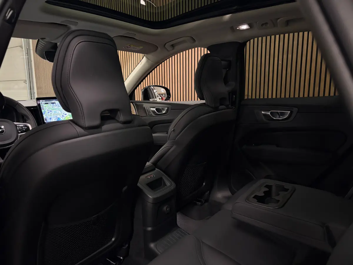 T6 AWD Recharge Ultra Dark | Luchtvering | Trekhaak | 360° Camera | Head-Up Display | Harman Kardon | Adaptieve Cruise Control | Stoelverwarming voor+achter | Stuurwielverwarming | Full LED