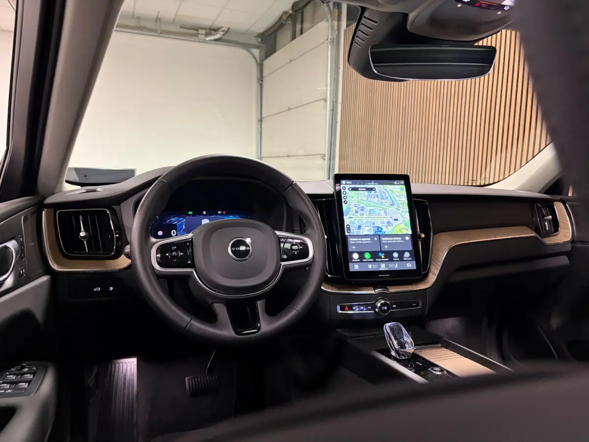 T6 AWD Recharge Ultra Dark | Luchtvering | Trekhaak | 360° Camera | Head-Up Display | Harman Kardon | Adaptieve Cruise Control | Stoelverwarming voor+achter | Stuurwielverwarming | Full LED