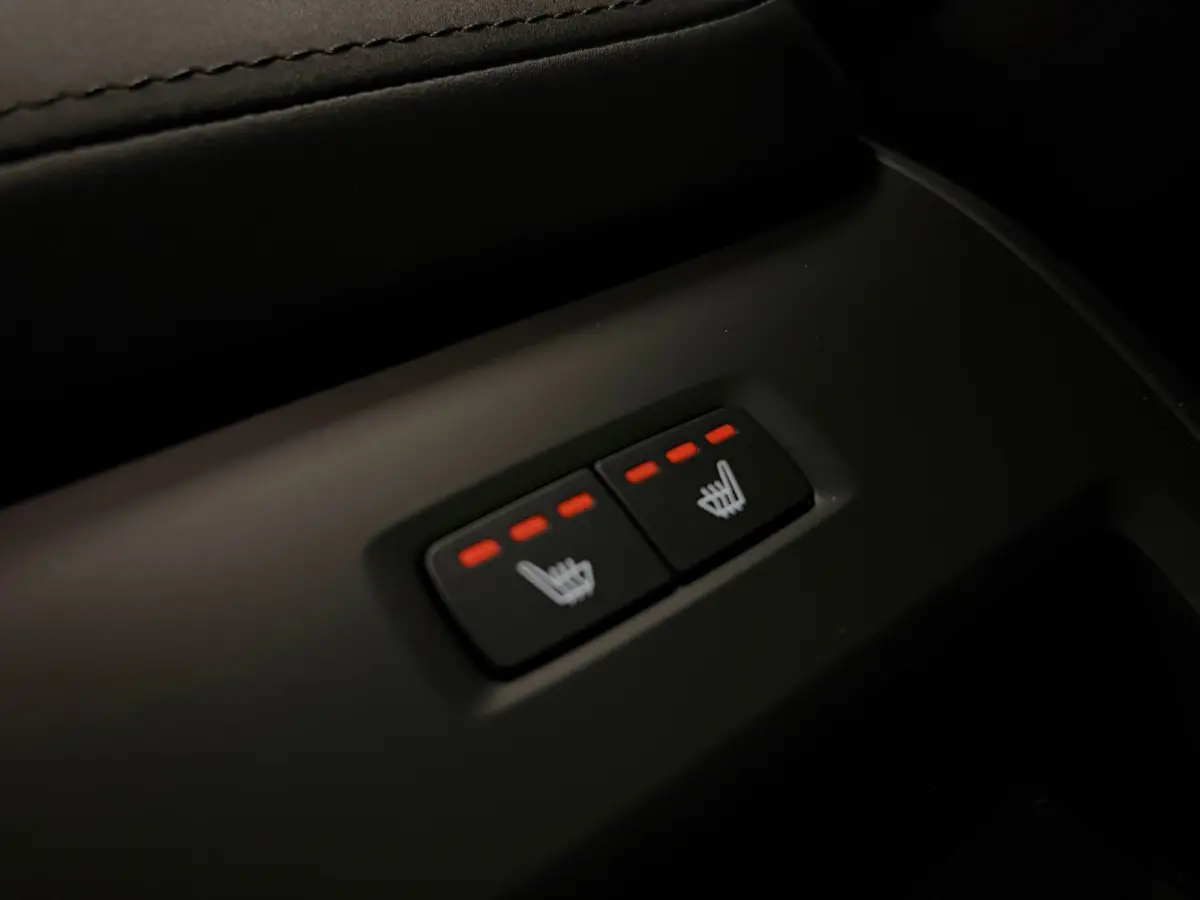 T6 AWD Recharge Ultra Dark | Luchtvering | Trekhaak | 360° Camera | Head-Up Display | Harman Kardon | Adaptieve Cruise Control | Stoelverwarming voor+achter | Stuurwielverwarming | Full LED