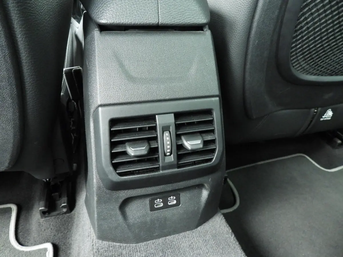 218i | LED | Leder | Navigatie | Trekhaak | Sportstoelen | Chrome line | Stoelverwarming | DAB | Alu 17 inch