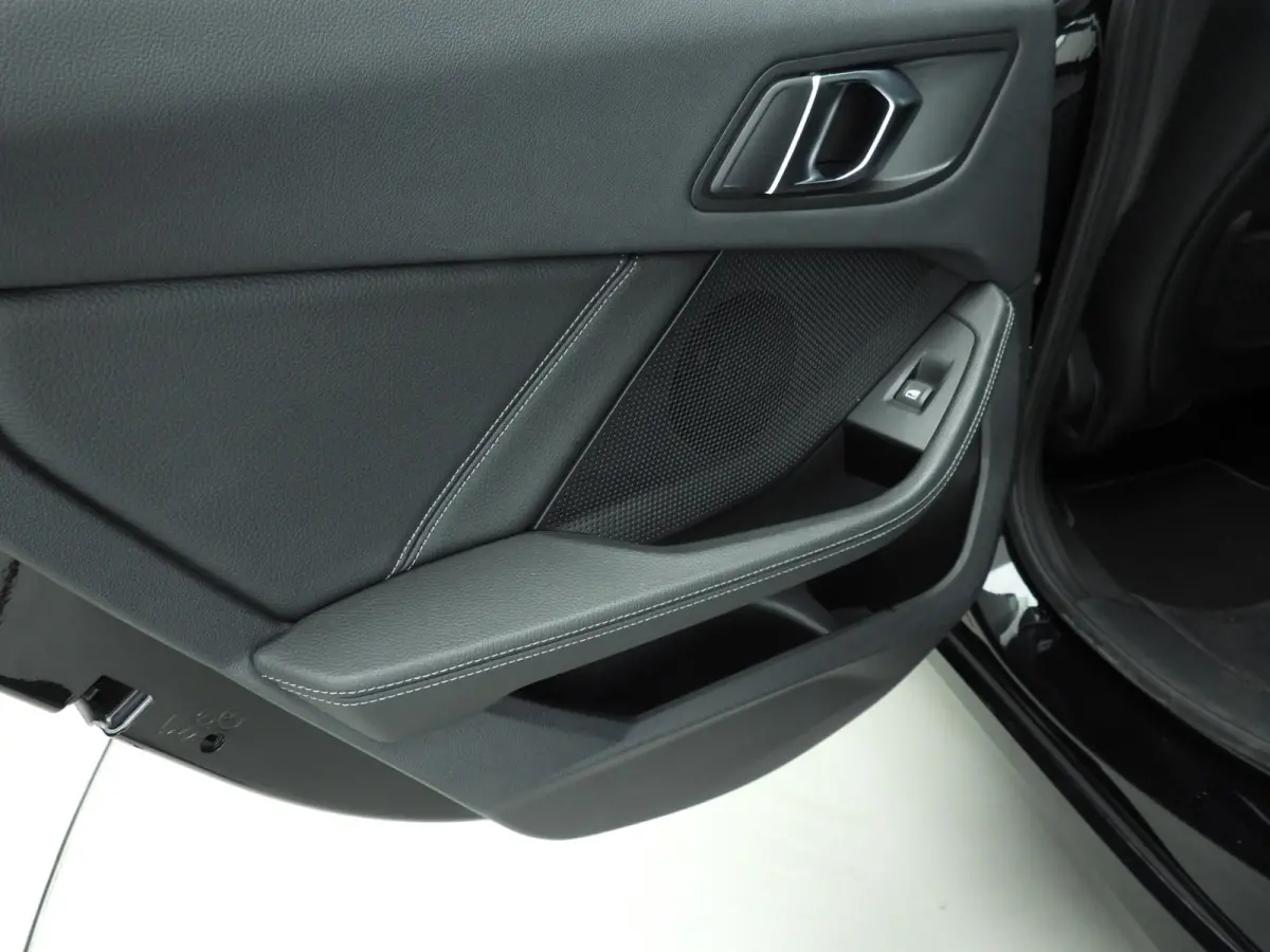 218i | LED | Leder | Navigatie | Trekhaak | Sportstoelen | Chrome line | Stoelverwarming | DAB | Alu 17 inch