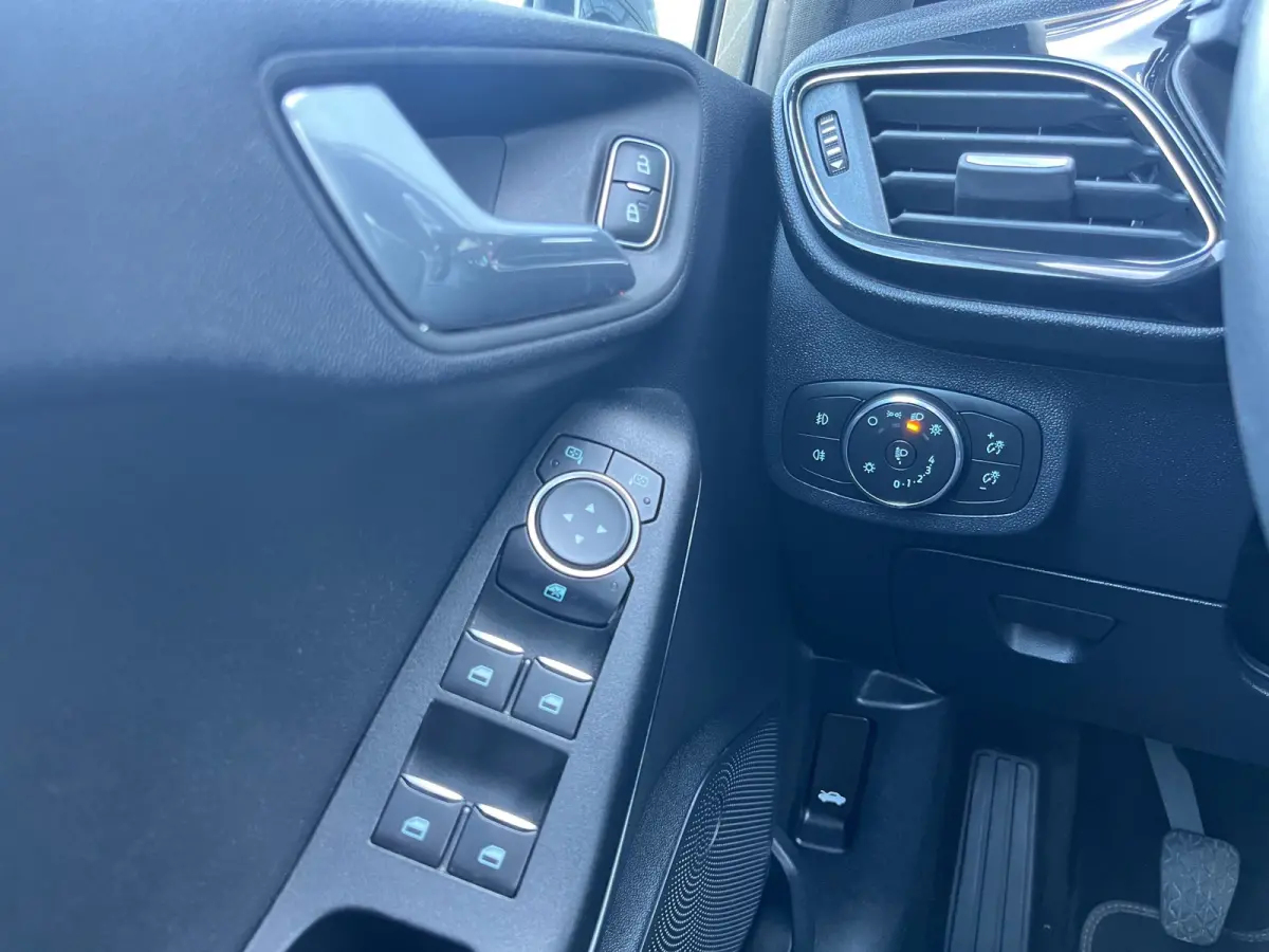 1.0 EcoBoost Titanium/NL.Auto/Carplay/Stoelverwarming/Climatronic/1Ste Eigenaar/Dealer Onderhouden