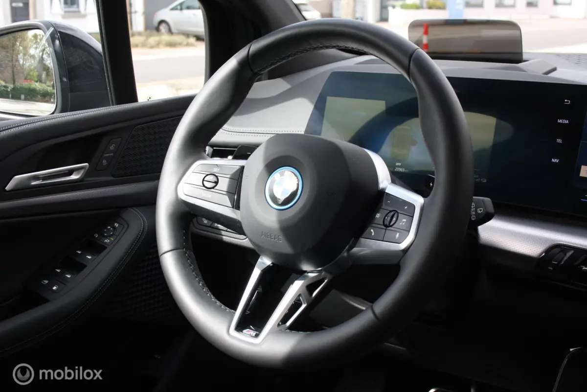 360cam, M sport onderstel, panoramadak 225e xDrive