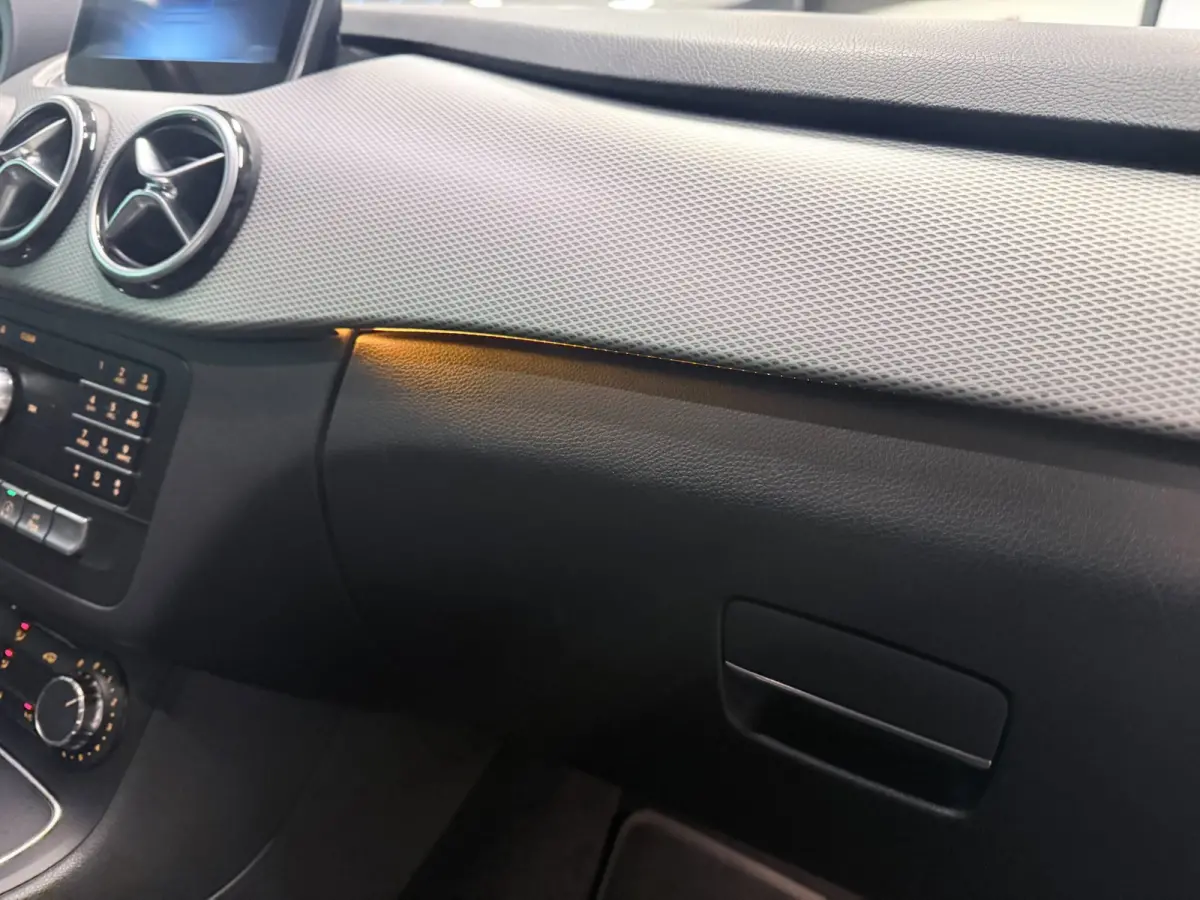 180 Prestige NAVI/LED/PDC/CRUISE/H-LEDER///
