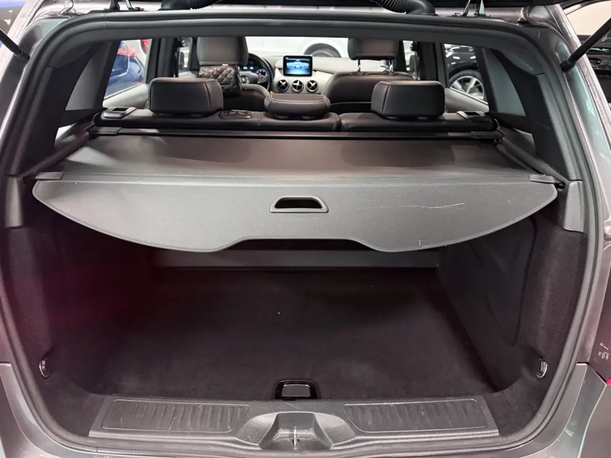 180 Prestige NAVI/LED/PDC/CRUISE/H-LEDER///