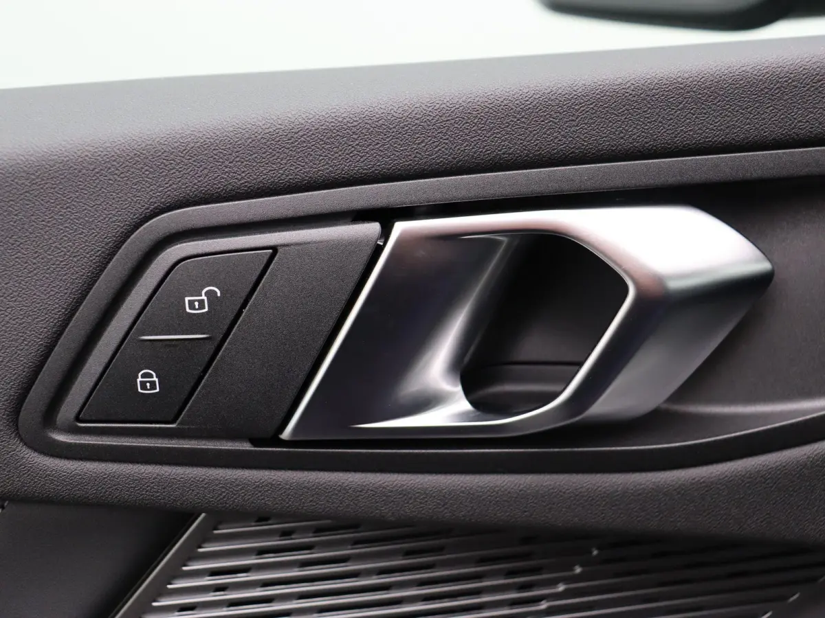220 M Sportpakket | Driving Assistant Plus | Stuurwielverwarming | 19"