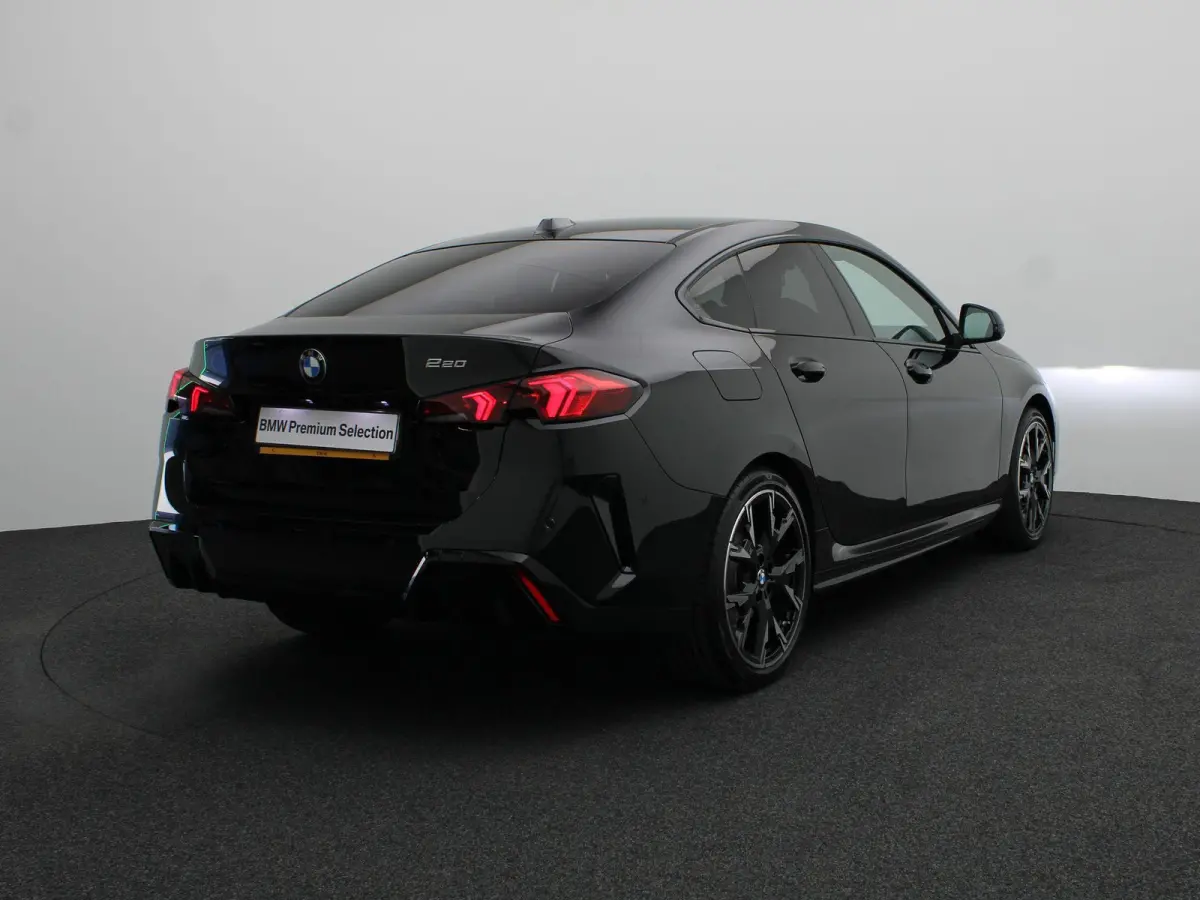 220 M Sportpakket | Driving Assistant Plus | Stuurwielverwarming | 19"