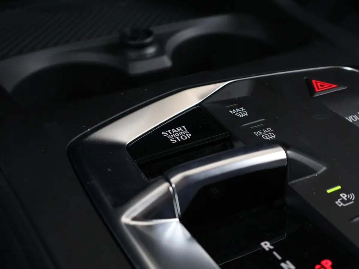 220 M Sport Design Edition M- Sport Pro / Harman Kardon / Comfort Acces / Panoramadak / Head-Up / Stoelverwarming