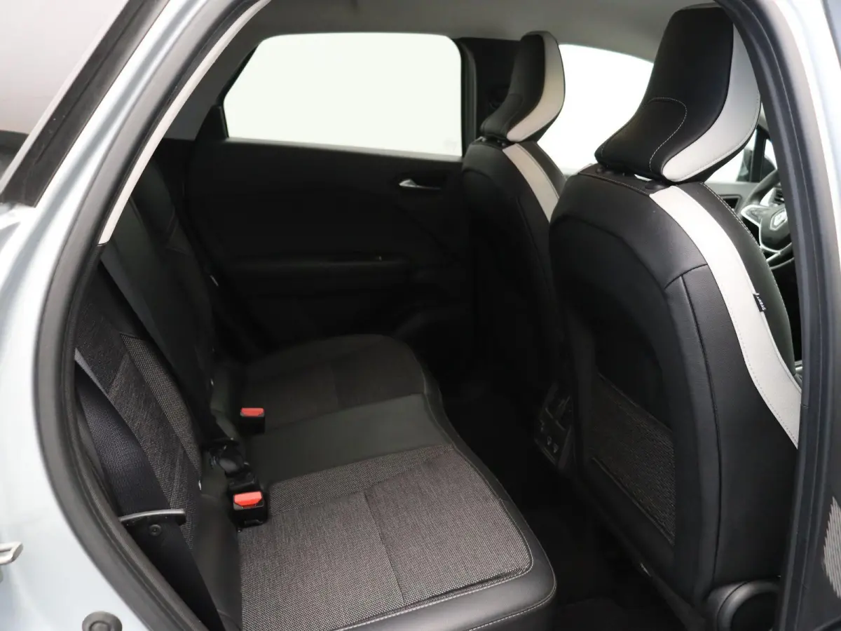 TCe 90pk Techno | Parkeersensoren voor en achter | Achteruitrijcamera | Navigatie | Climate control | Cruise control |