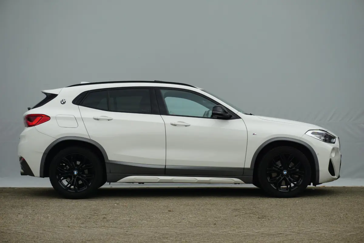 xDrive20i | M Sportpakket | Panoramadak | Achteruitrijcamera | Stoelverwarming