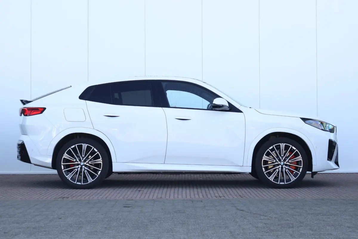 eDrive20 67 kWh M Sport Edition | SoH 100% | M Sportpakket Pro / Panoramadak / Trekhaak / Stuur + Stoelverwarming / Harman-Kardon