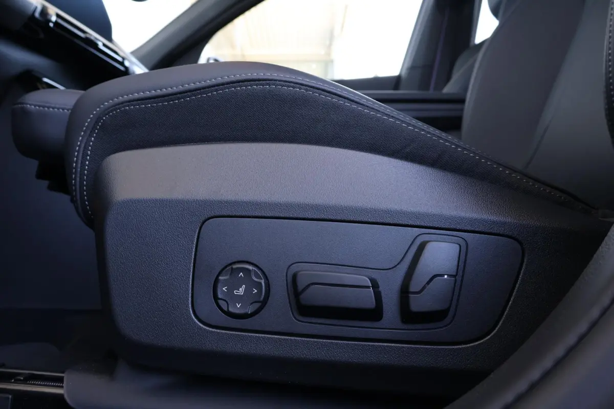 eDrive20 67 kWh M Sport Edition | SoH 100% | M Sportpakket Pro / Panoramadak / Trekhaak / Stuur + Stoelverwarming / Harman-Kardon