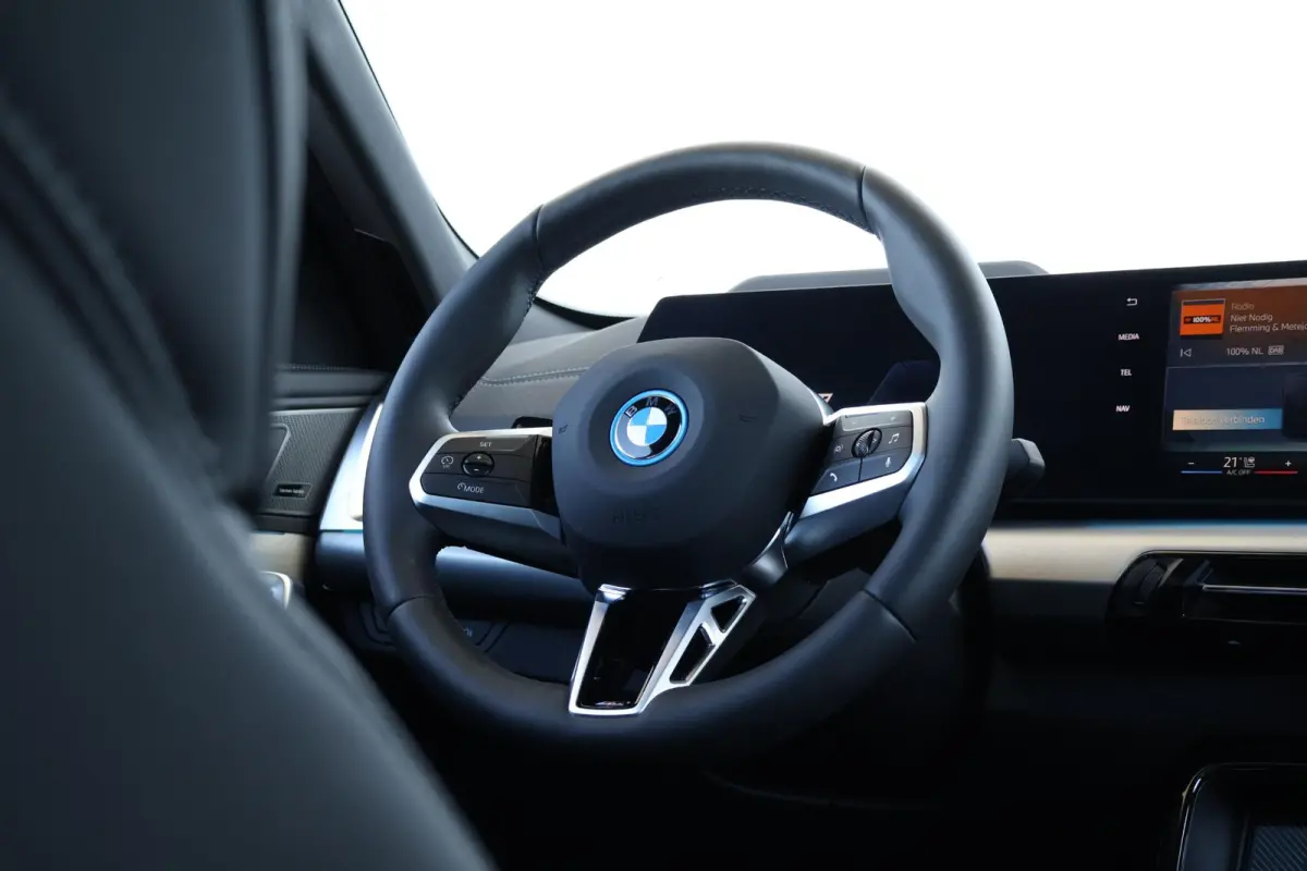 eDrive20 67 kWh M Sport Edition | SoH 100% | M Sportpakket Pro / Panoramadak / Trekhaak / Stuur + Stoelverwarming / Harman-Kardon