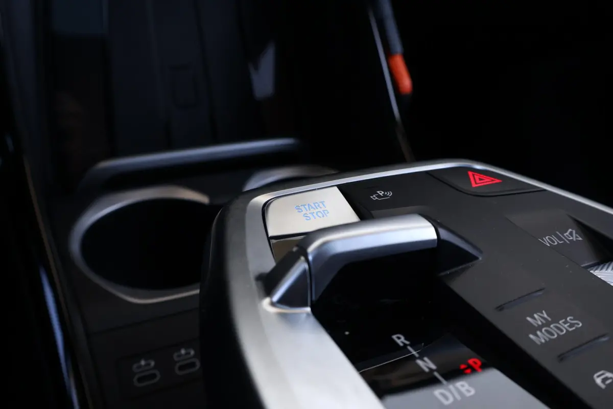eDrive20 67 kWh M Sport Edition | SoH 100% | M Sportpakket Pro / Panoramadak / Trekhaak / Stuur + Stoelverwarming / Harman-Kardon