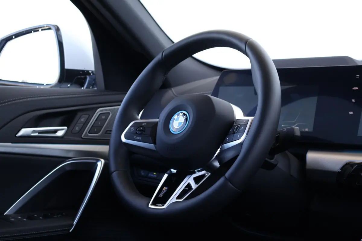 eDrive20 67 kWh M Sport Edition | SoH 100% | M Sportpakket Pro / Panoramadak / Trekhaak / Stuur + Stoelverwarming / Harman-Kardon
