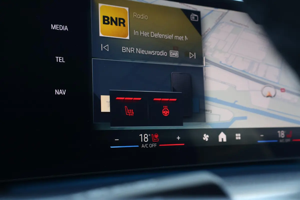 eDrive20 67 kWh M Sport Edition | SoH 100% | M Sportpakket Pro / Panoramadak / Trekhaak / Stuur + Stoelverwarming / Harman-Kardon