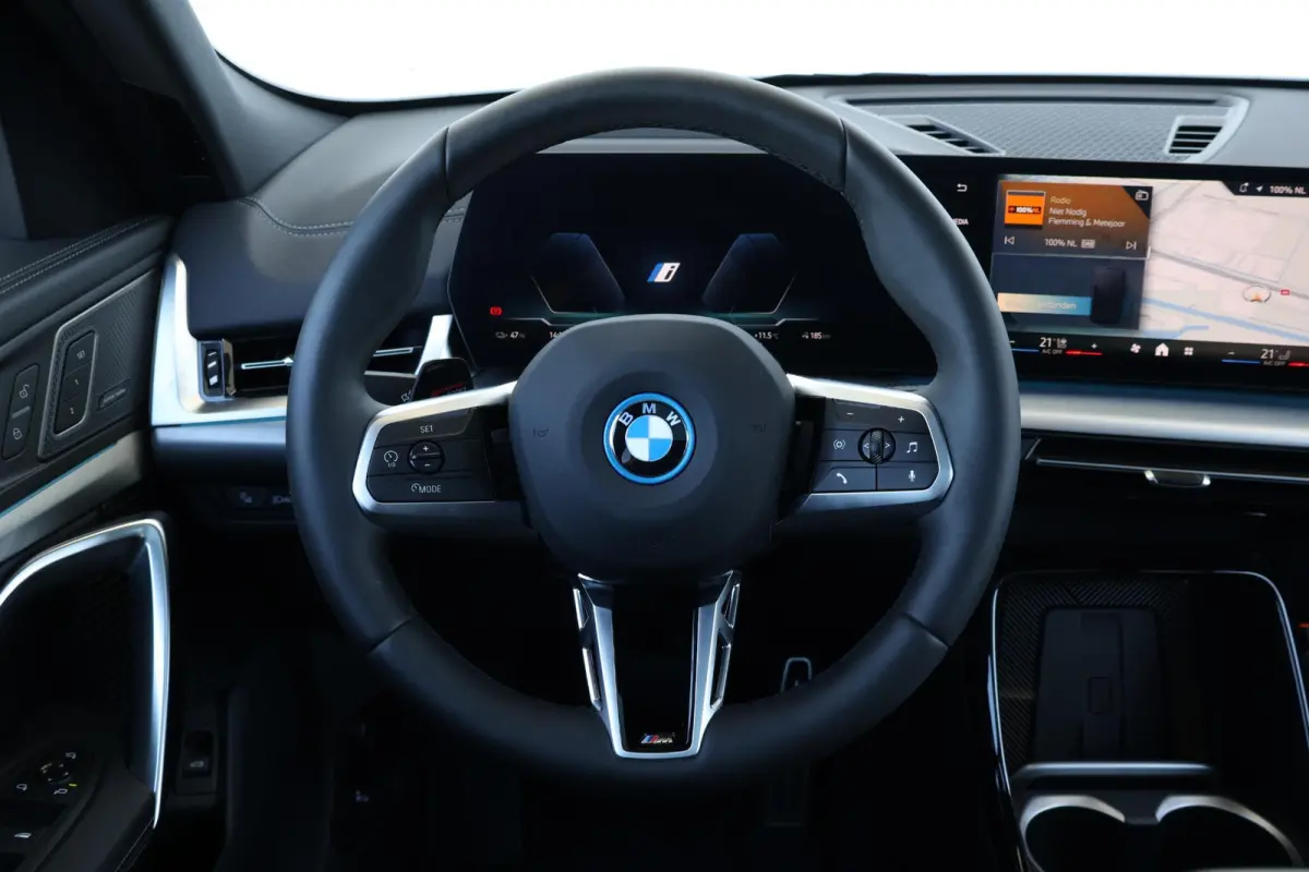 eDrive20 67 kWh M Sport Edition | SoH 100% | M Sportpakket Pro / Panoramadak / Trekhaak / Stuur + Stoelverwarming / Harman-Kardon