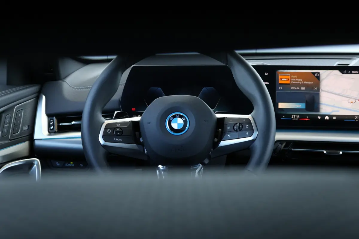 eDrive20 67 kWh M Sport Edition | SoH 100% | M Sportpakket Pro / Panoramadak / Trekhaak / Stuur + Stoelverwarming / Harman-Kardon