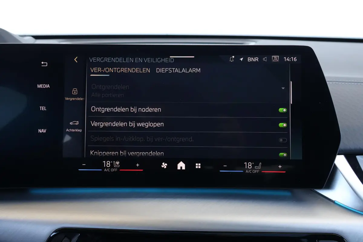 eDrive20 67 kWh M Sport Edition | SoH 100% | M Sportpakket Pro / Panoramadak / Trekhaak / Stuur + Stoelverwarming / Harman-Kardon