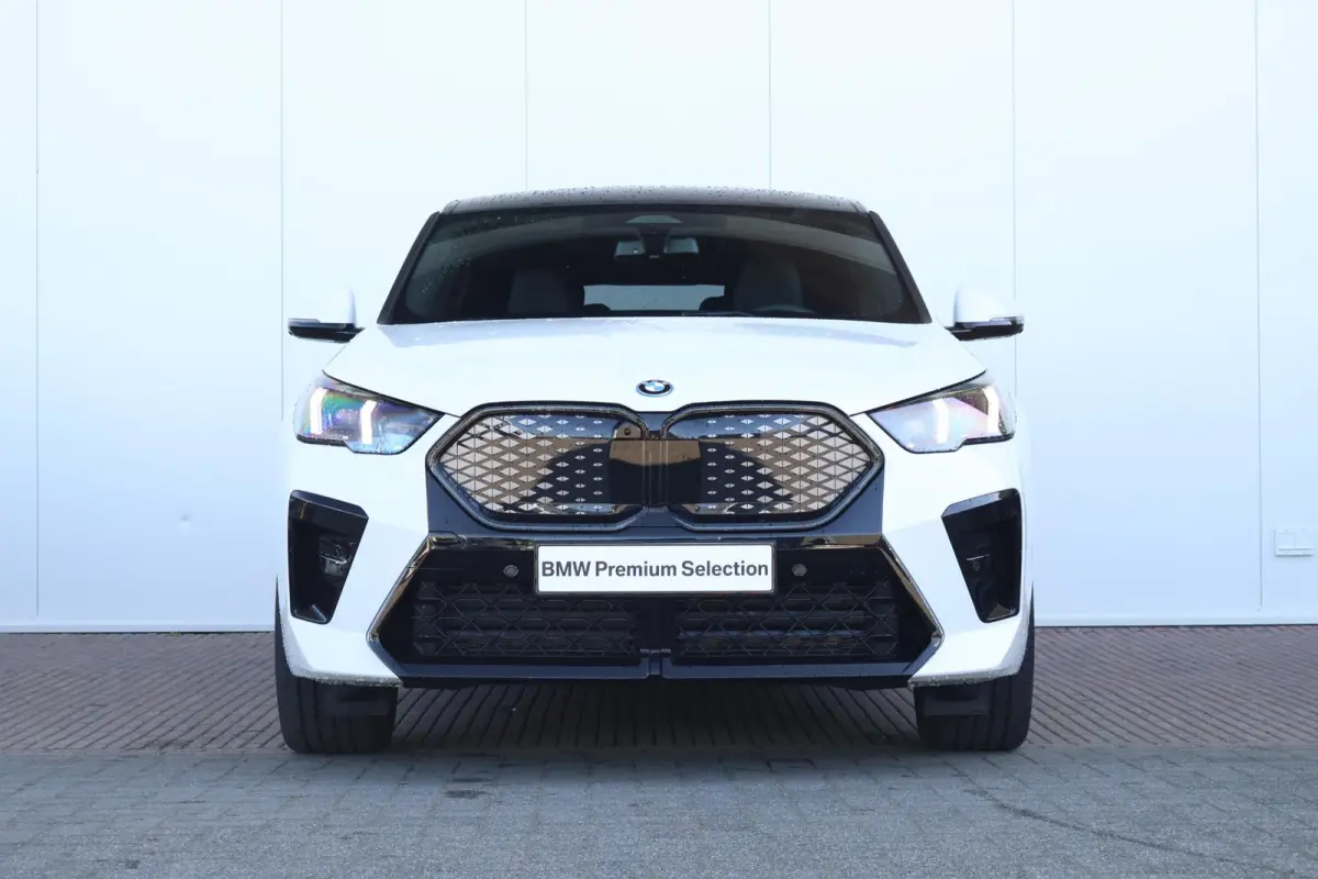 eDrive20 67 kWh M Sport Edition | SoH 100% | M Sportpakket Pro / Panoramadak / Trekhaak / Stuur + Stoelverwarming / Harman-Kardon