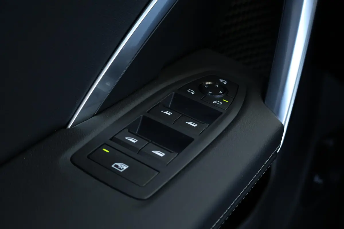 eDrive20 67 kWh M Sport Edition | SoH 100% | M Sportpakket Pro / Panoramadak / Trekhaak / Stuur + Stoelverwarming / Harman-Kardon