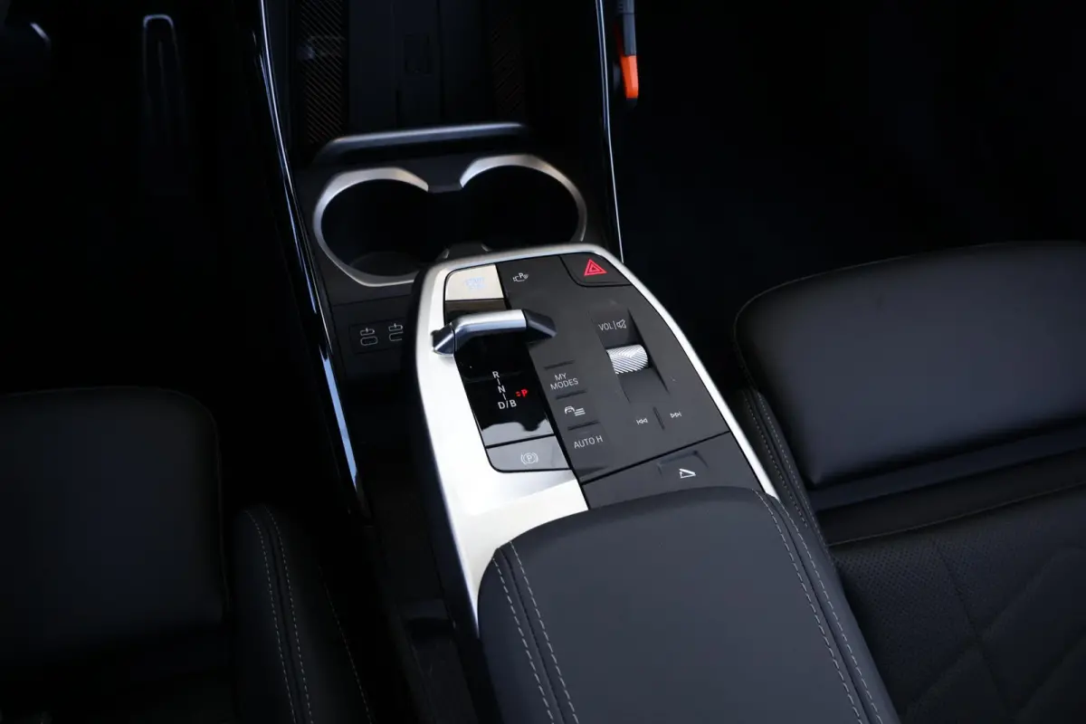 eDrive20 67 kWh M Sport Edition | SoH 100% | M Sportpakket Pro / Panoramadak / Trekhaak / Stuur + Stoelverwarming / Harman-Kardon