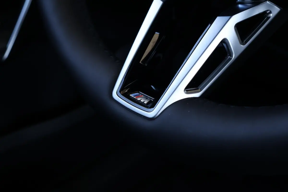eDrive20 67 kWh M Sport Edition | SoH 100% | M Sportpakket Pro / Panoramadak / Trekhaak / Stuur + Stoelverwarming / Harman-Kardon